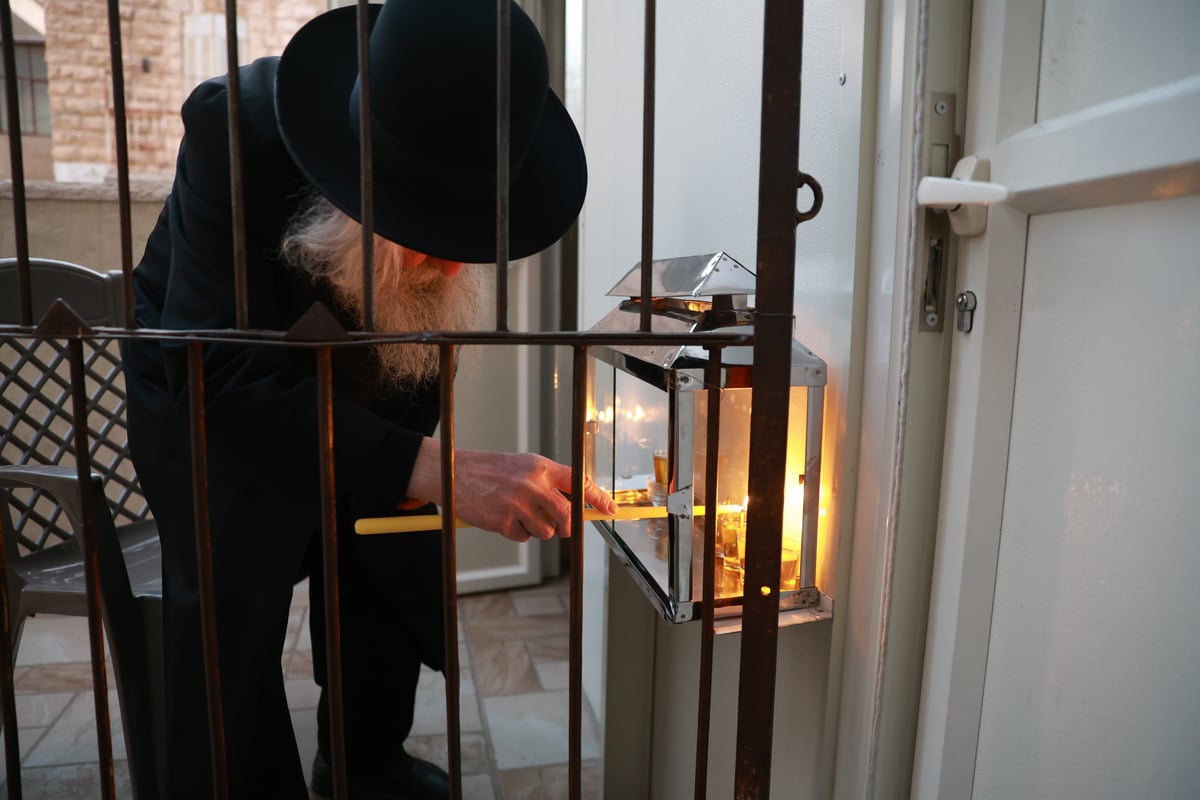 הגאון רבי יהושע דוד טורצ'ין בהדלקת נרות חנוכה