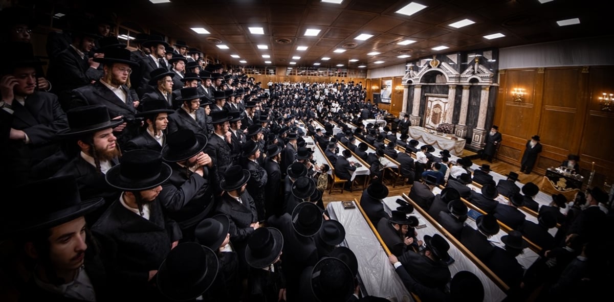 האדמו"ר מצאנז קלויזנבורג בהדלקת נרות חנוכה 