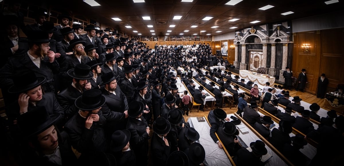 האדמו"ר מצאנז קלויזנבורג בהדלקת נרות חנוכה 