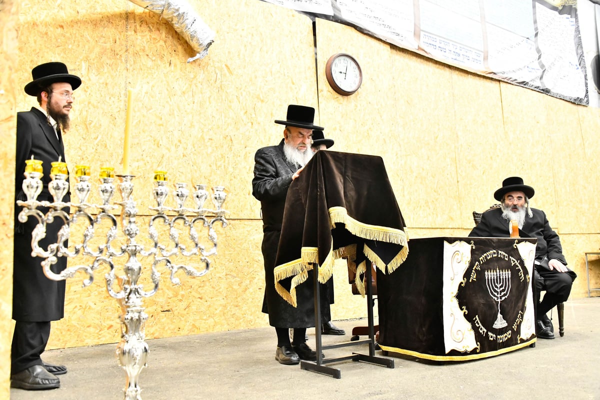 האדמו"ר מלעלוב בהדלקת נרות חנוכה