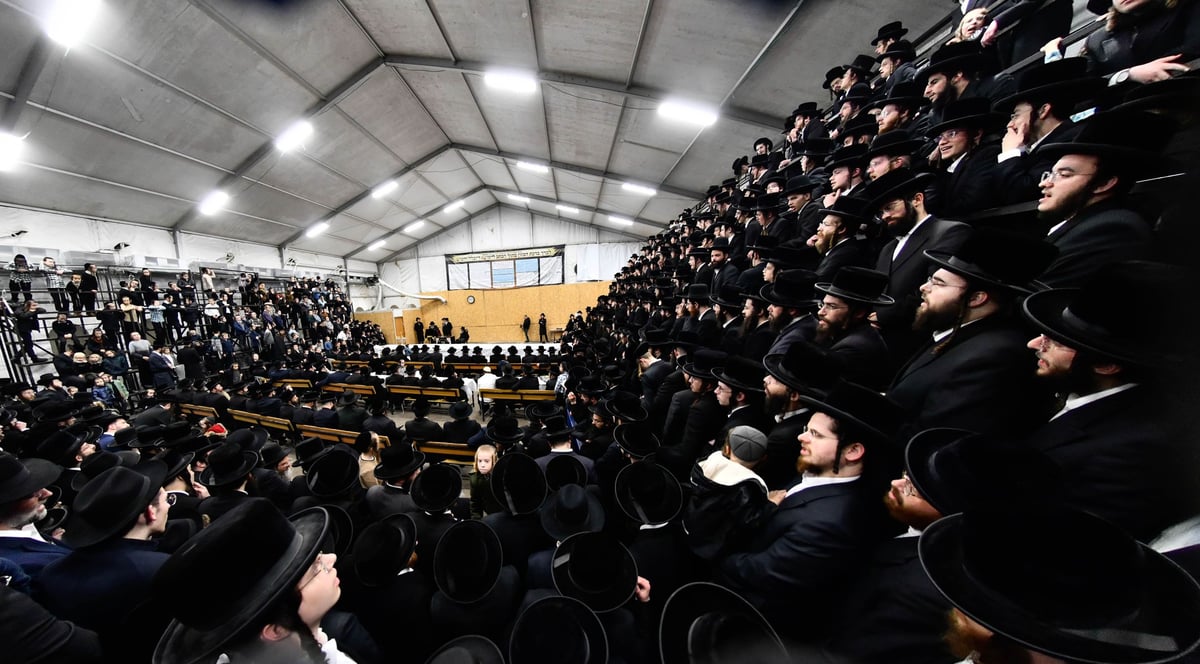 האדמו"ר מלעלוב בהדלקת נרות חנוכה