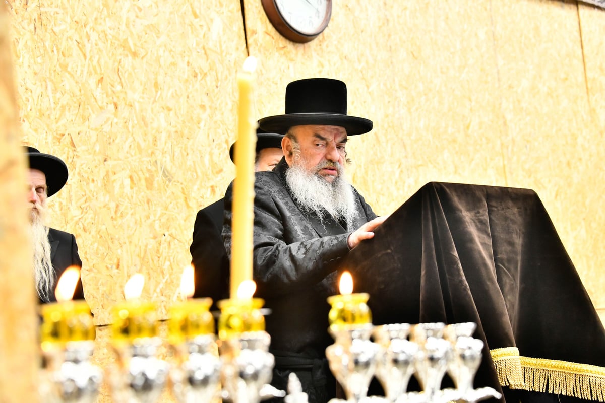 האדמו"ר מלעלוב בהדלקת נרות חנוכה