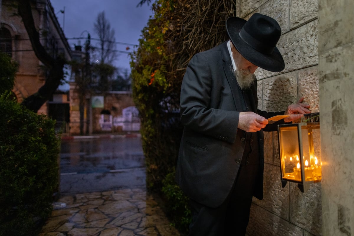 ניצול השואה הרב שמואל גפן בהדלקת נרות חנוכה במאה שערים