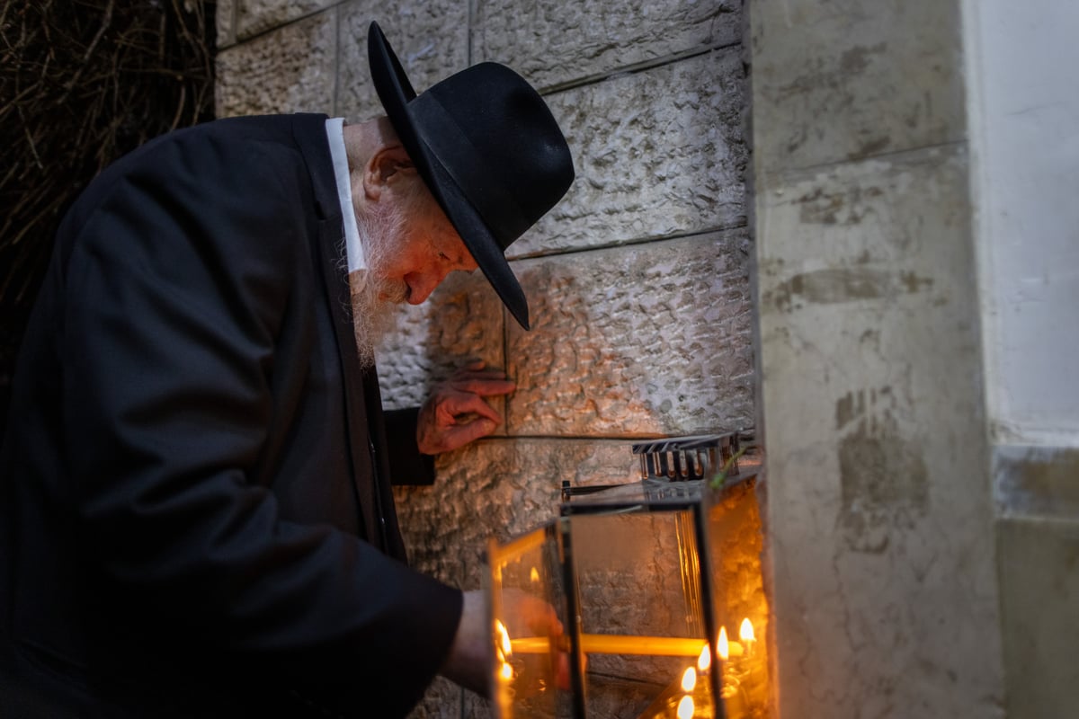 ניצול השואה הרב שמואל גפן בהדלקת נרות חנוכה במאה שערים