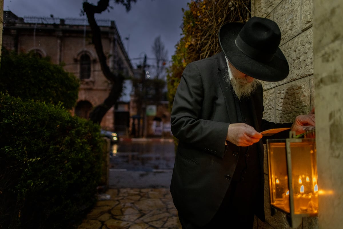 ניצול השואה הרב שמואל גפן בהדלקת נרות חנוכה במאה שערים