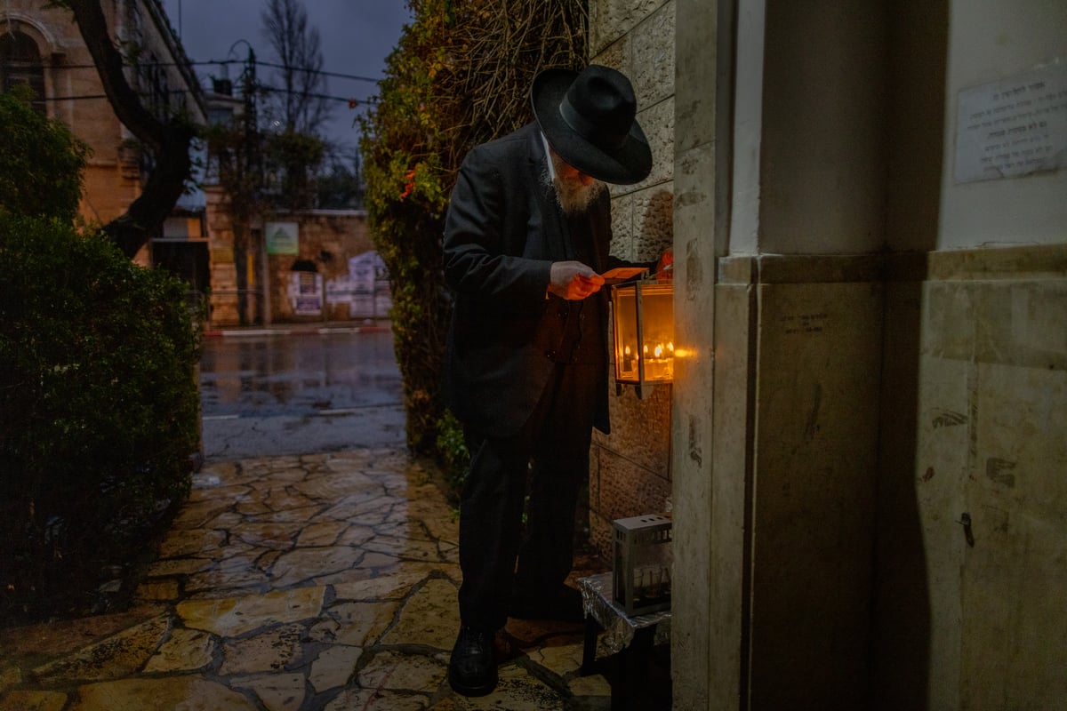 ניצול השואה הרב שמואל גפן בהדלקת נרות חנוכה במאה שערים