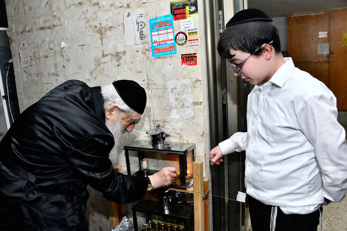 הגאון רבי מנחם צבי ברלין בהדלקת נרות חנוכה