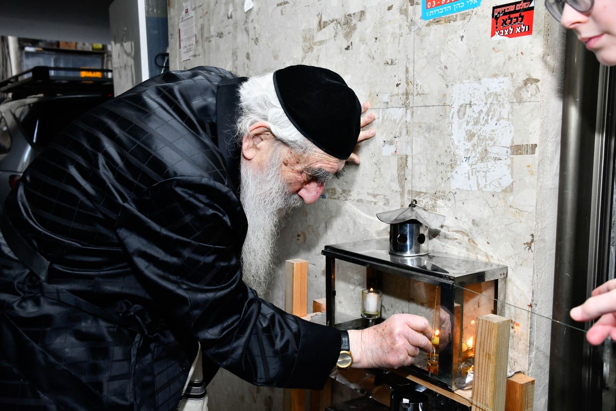 הגאון רבי מנחם צבי ברלין בהדלקת נרות חנוכה