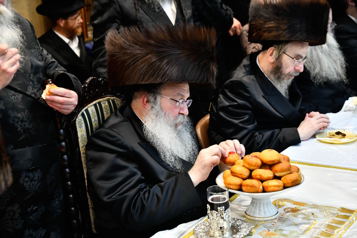 האדמו"ר מנדבורנה בטיש זאת חנוכה