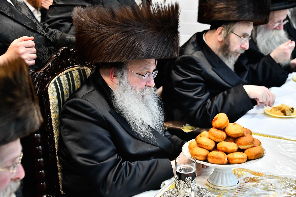 האדמו"ר מנדבורנה בטיש זאת חנוכה