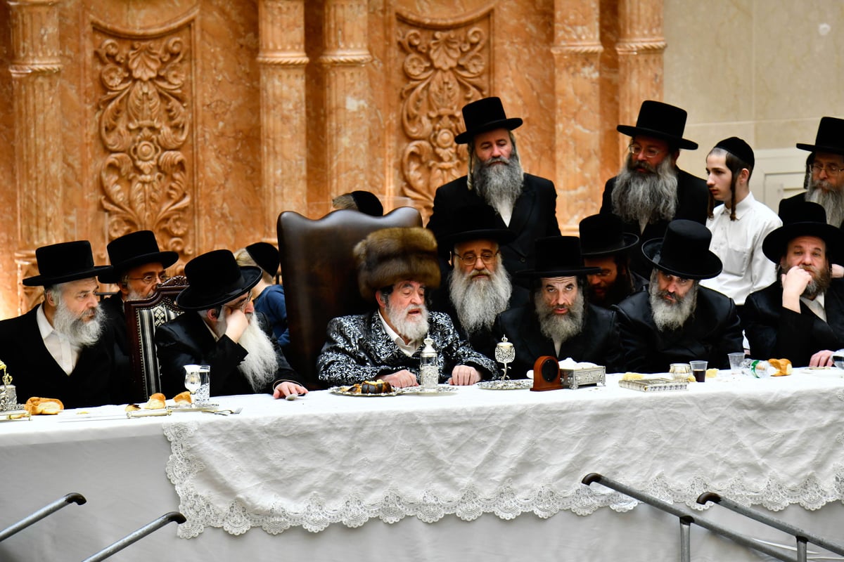 האדמו"ר מויז'ניץ בטיש זאת חנוכה