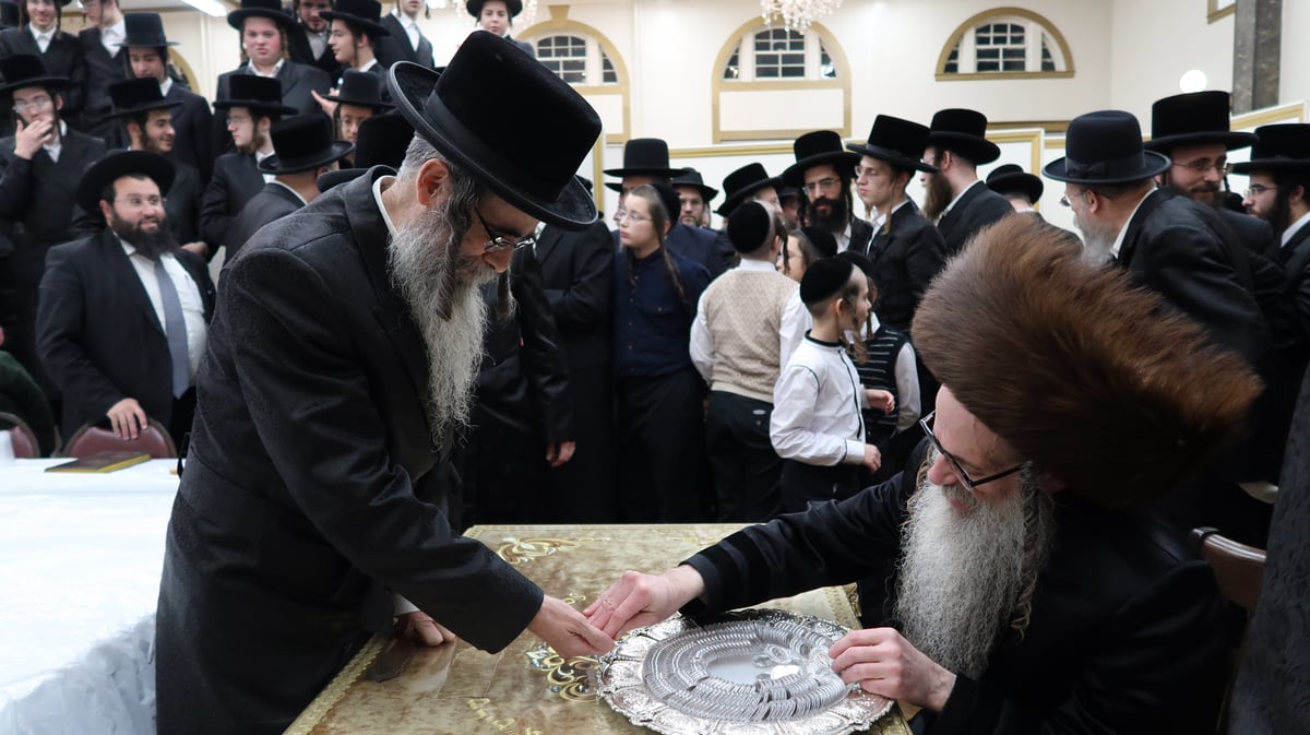 האדמו"ר מצאנז זוועהיל בהדלקת נרות חנוכה