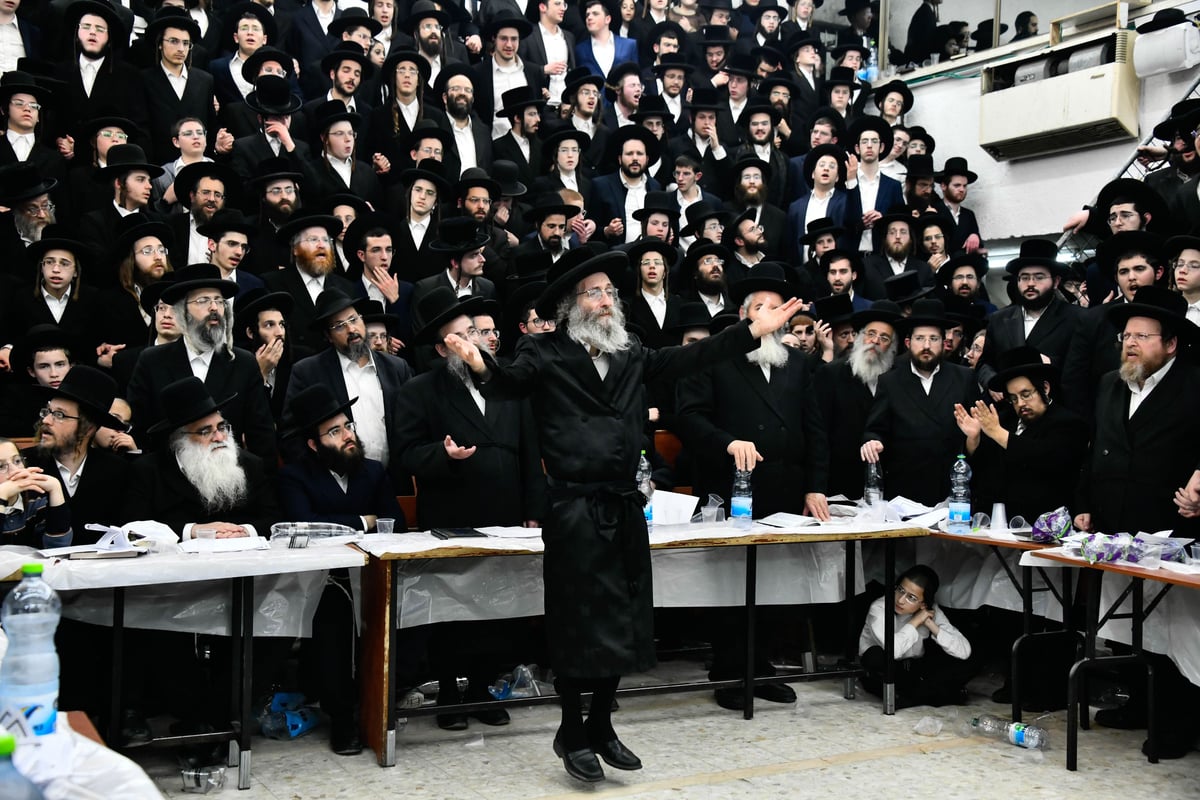 מעמד הדלקת נרות חנוכה אצל הגה"צ רבי אלימלך בידרמן