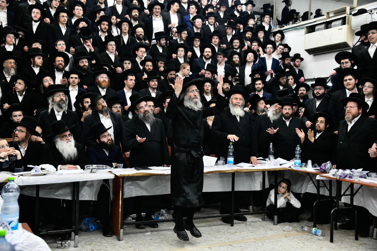 מעמד הדלקת נרות חנוכה אצל הגה"צ רבי אלימלך בידרמן