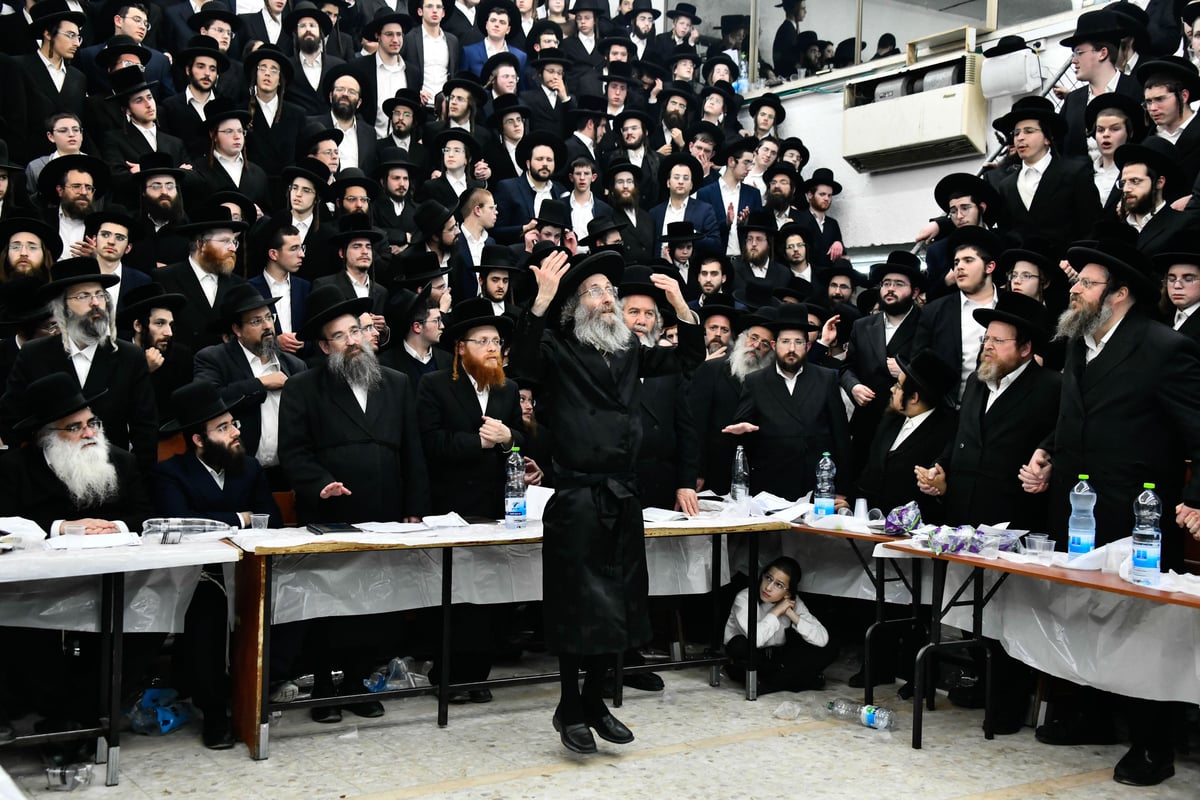 מעמד הדלקת נרות חנוכה אצל הגה"צ רבי אלימלך בידרמן