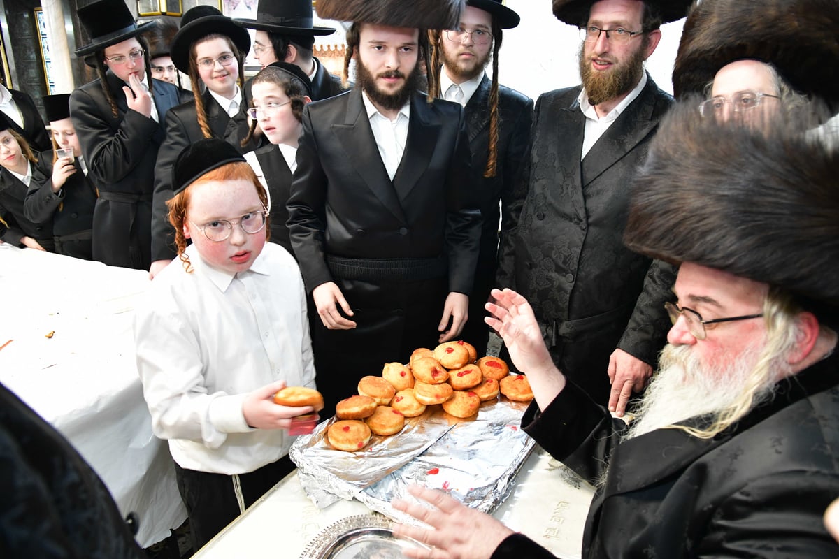 האדמו"ר מביאלה רמת אהרן בהדלקת נרות חנוכה