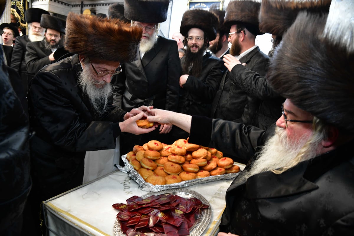 האדמו"ר מביאלה רמת אהרן בהדלקת נרות חנוכה