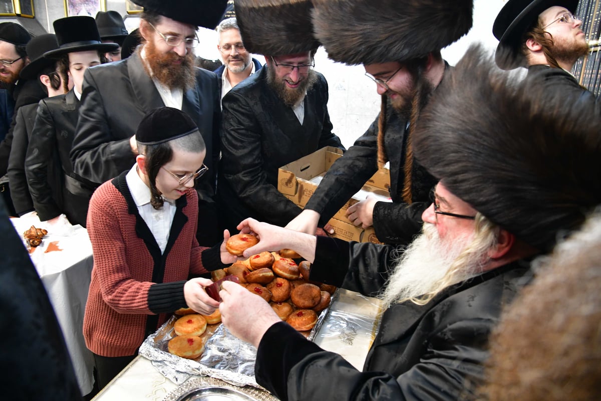 האדמו"ר מביאלה רמת אהרן בהדלקת נרות חנוכה