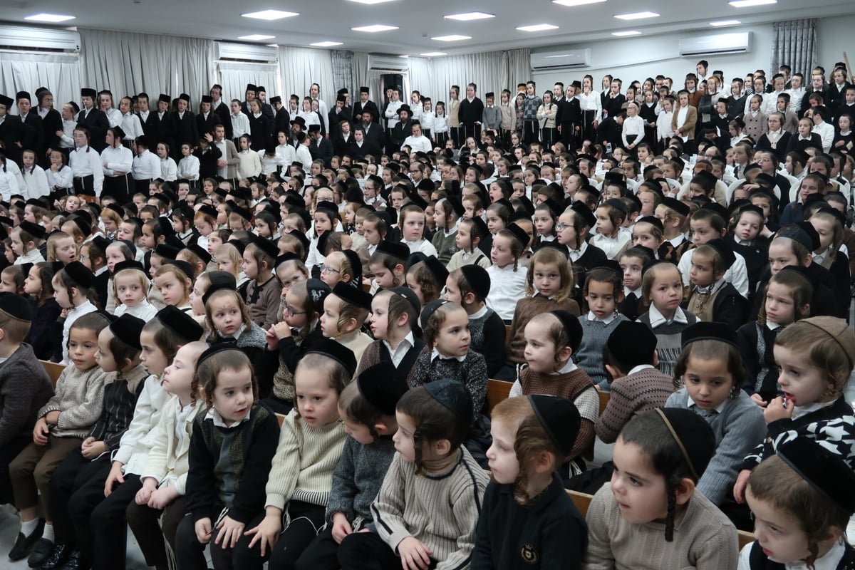 האדמו"ר מסערט ויז'ניץ בחלוקת חנוכה געלט