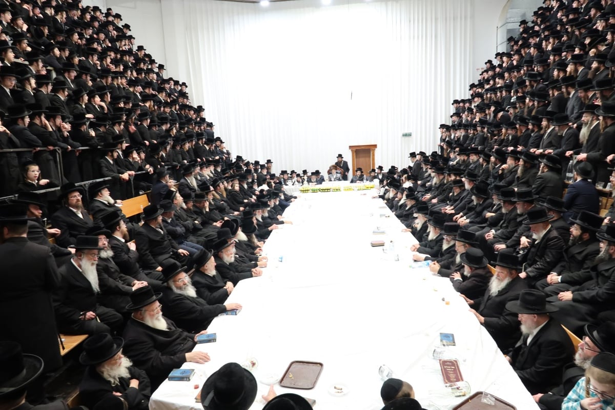 האדמו"ר מסערט ויז'ניץ בטיש 'זאת חנוכה'