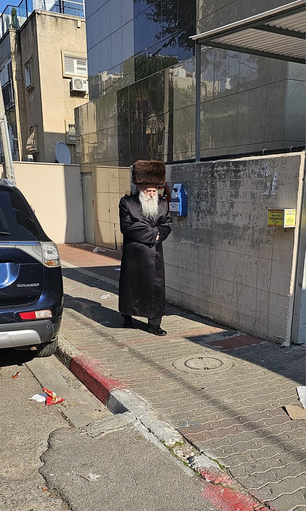 האדמו"ר מבוטשאן ברחובות בני ברק בימי החנוכה