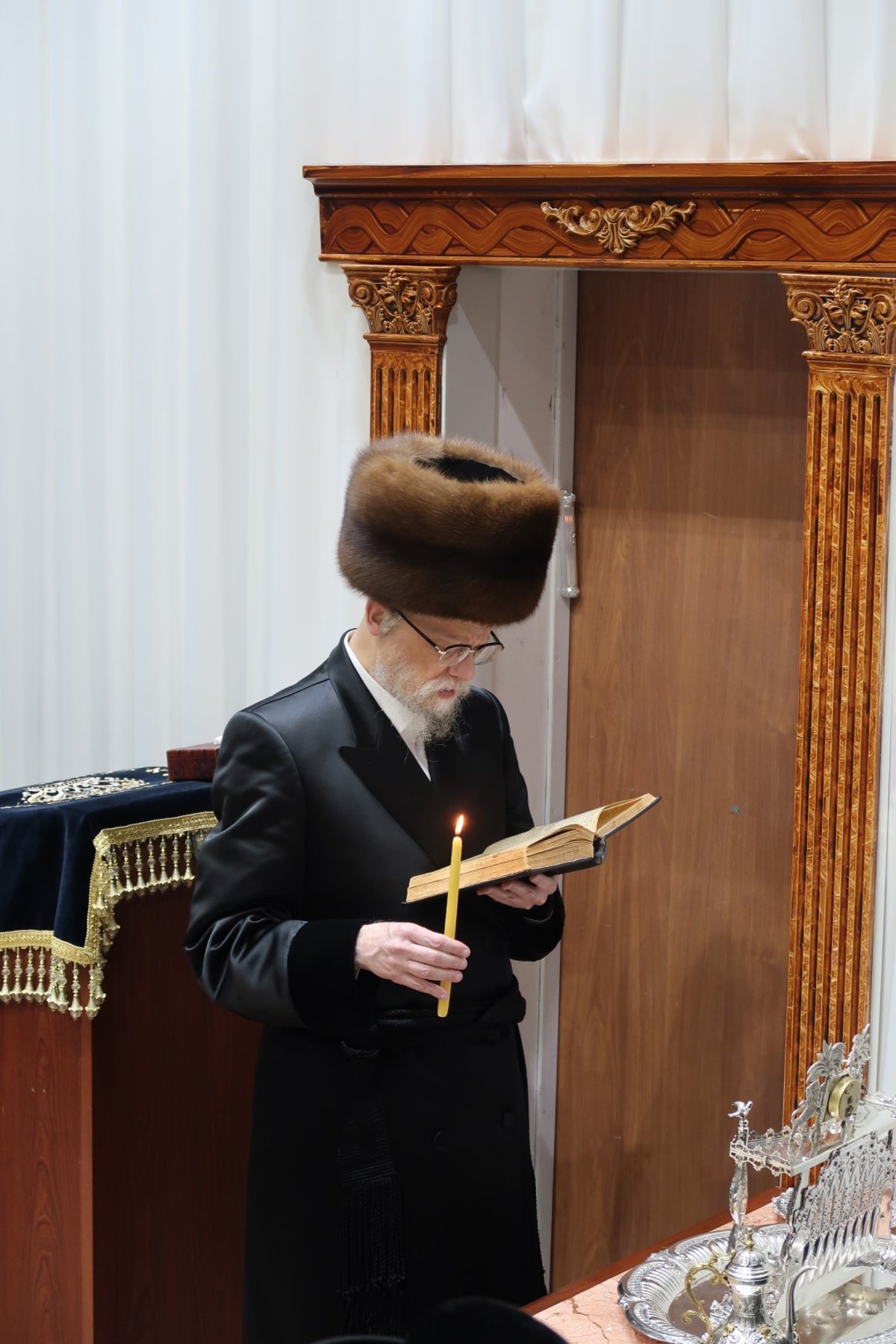 האדמו"ר מסערט ויז'ניץ בהדלקת נרות חנוכה