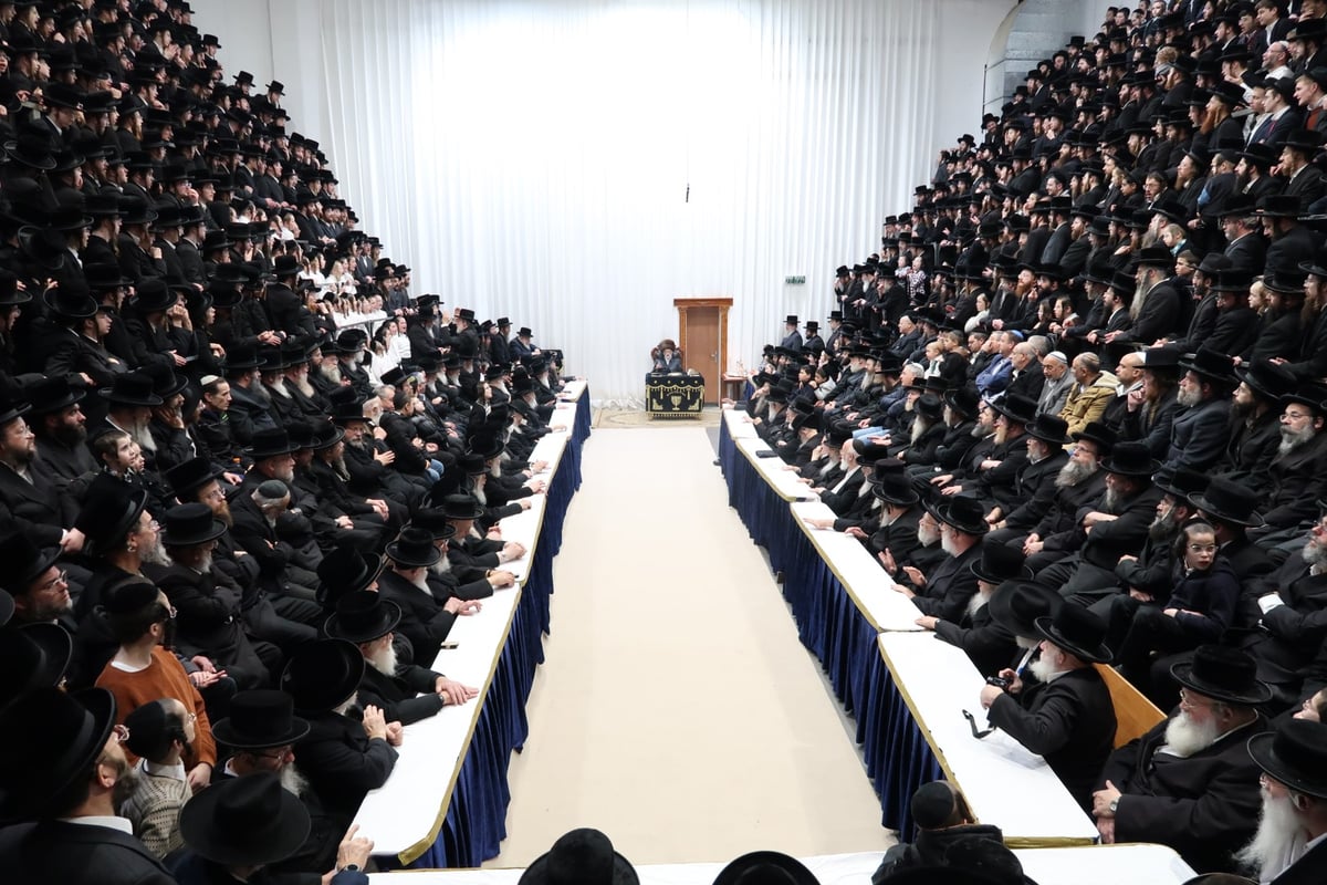 האדמו"ר מסערט ויז'ניץ בהדלקת נרות חנוכה