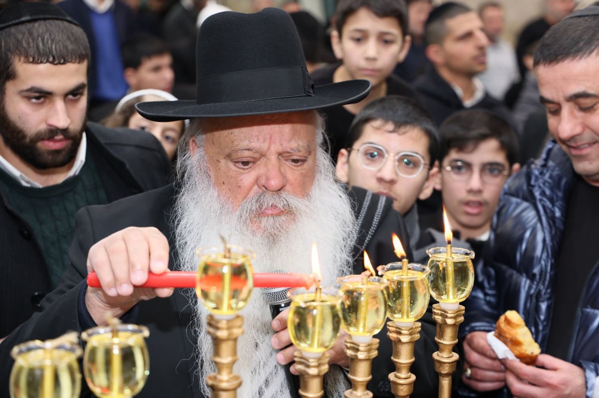 זאת חנוכה אצל הגאון רבי דניאל זר