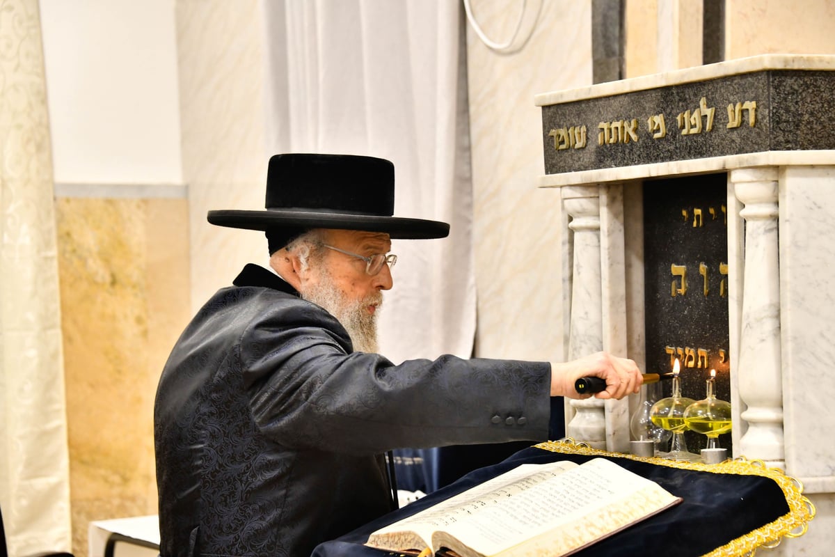 האדמו"ר מפינסק קרלין בהדלקת נרות חנוכה