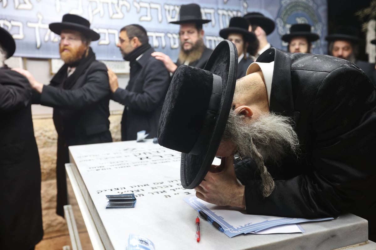 הרה"צ רבי אלימלך בידרמן בשריפת הפתילות בעג'ור