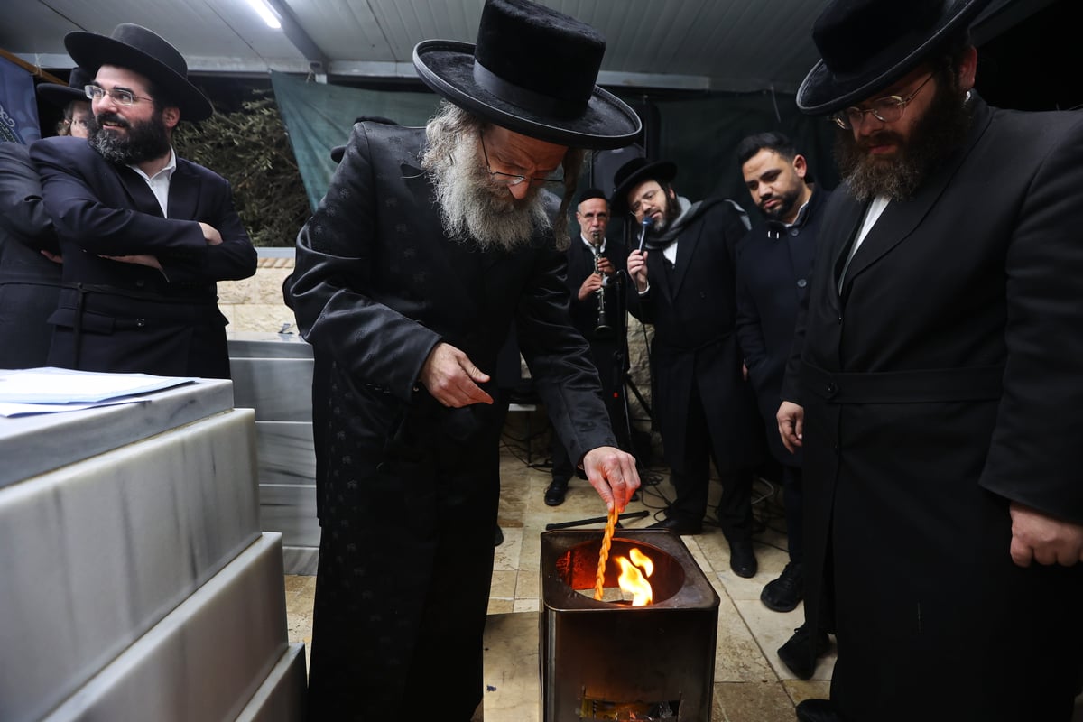 הרה"צ רבי אלימלך בידרמן בשריפת הפתילות בעג'ור