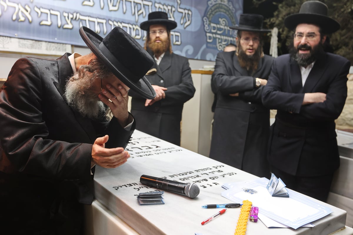 הרה"צ רבי אלימלך בידרמן בשריפת הפתילות בעג'ור