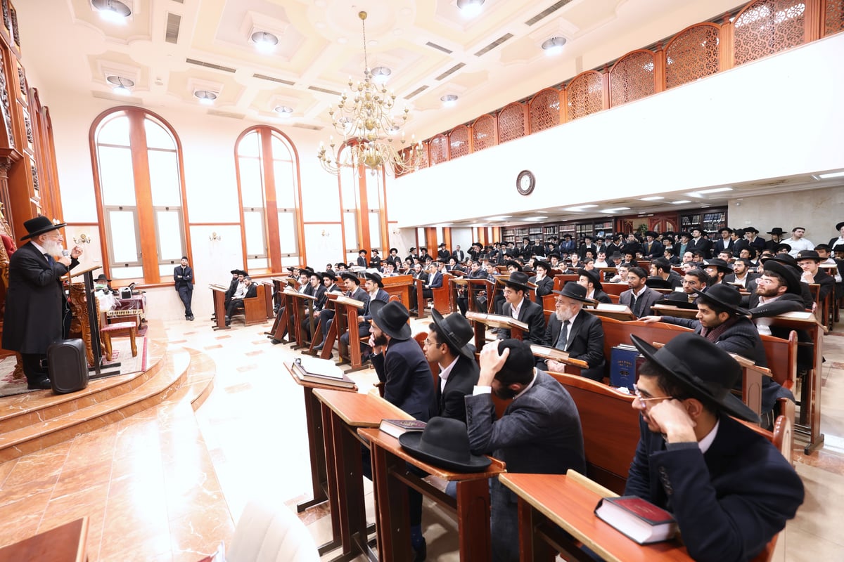 הגאון רבי ראובן אלבז בשיחת חיזוק בהיכל ישיבת 'באר יהודה' הגדולה