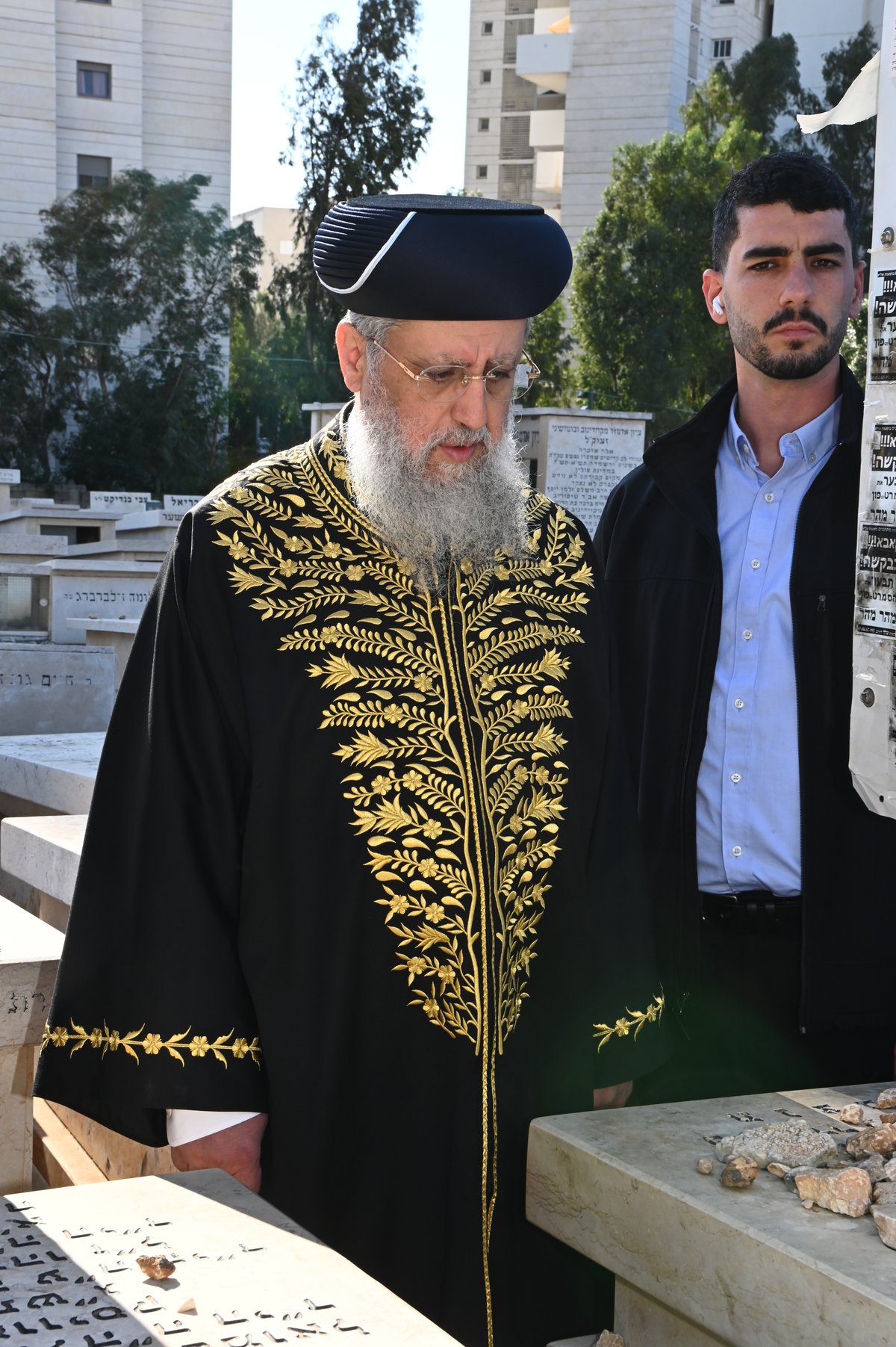 הראשל"צ הגאון רבי דוד יוסף בתפילה בבית העלמין בבני ברק