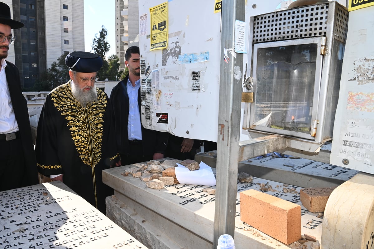 הראשל"צ הגאון רבי דוד יוסף בתפילה בבית העלמין בבני ברק