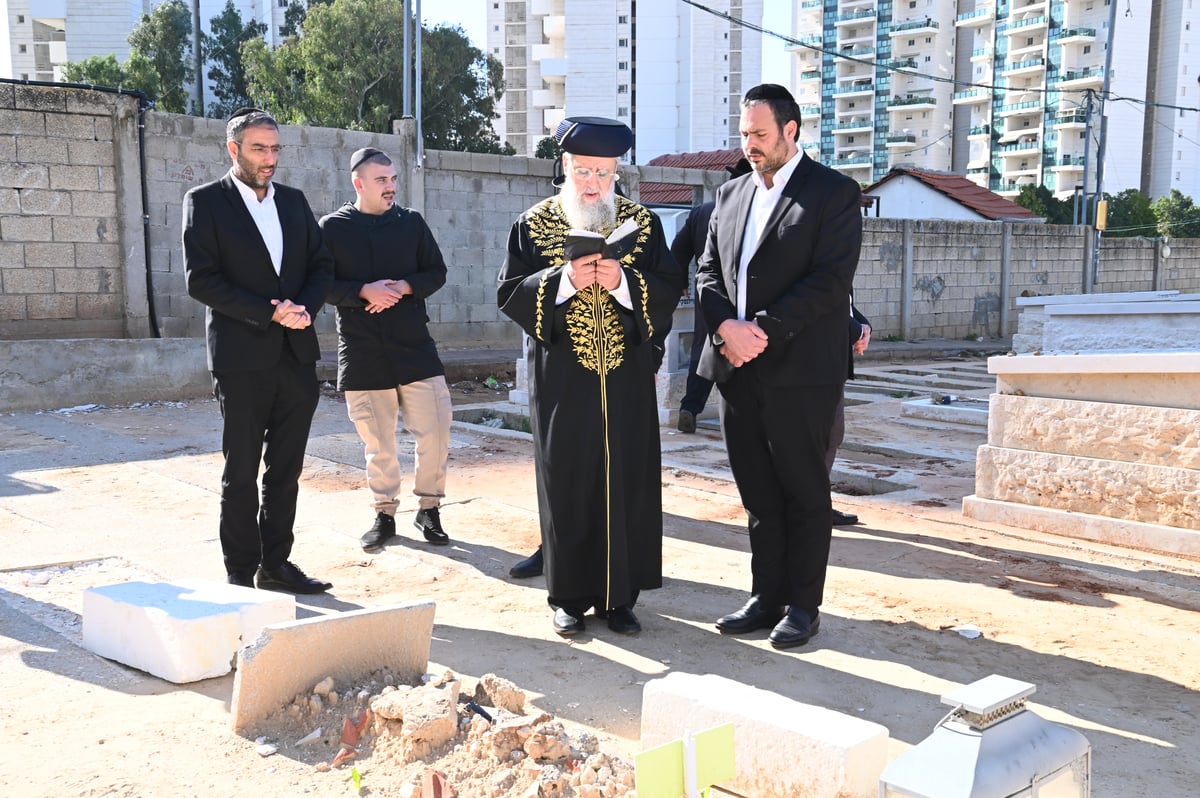 הראשל"צ הגאון רבי דוד יוסף בתפילה בבית העלמין בבני ברק