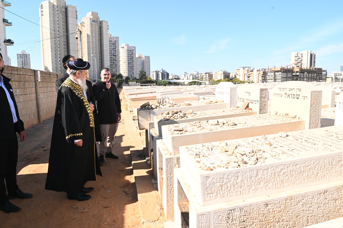 הראשל"צ הגאון רבי דוד יוסף בתפילה בבית העלמין בבני ברק