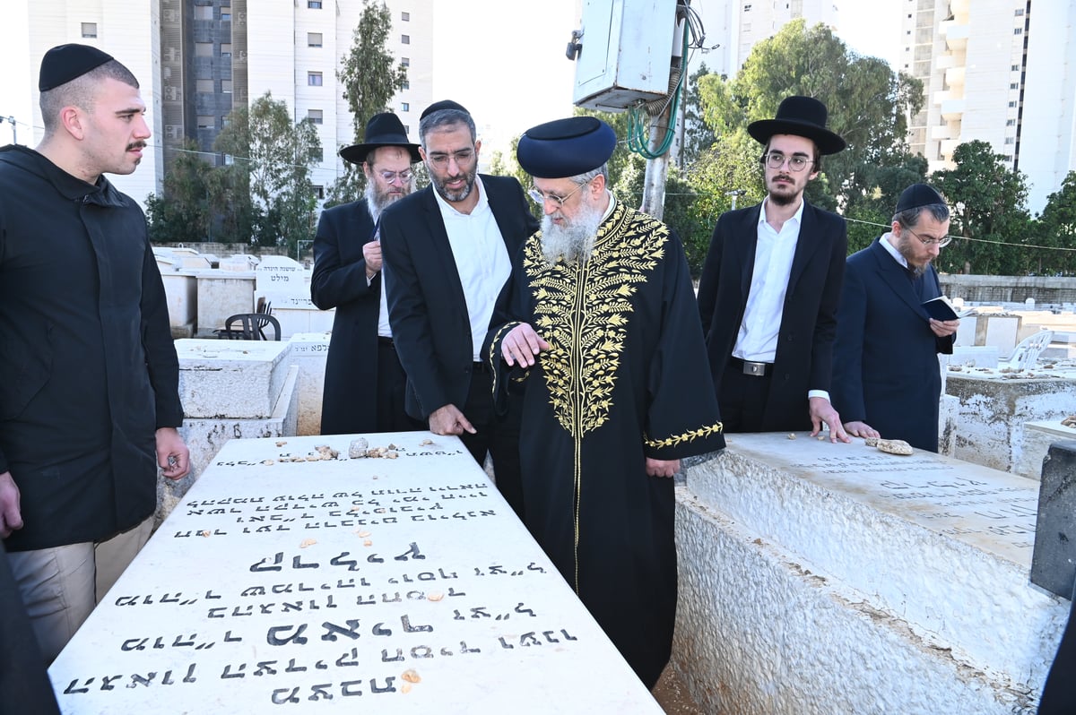 הראשל"צ הגאון רבי דוד יוסף בתפילה בבית העלמין בבני ברק