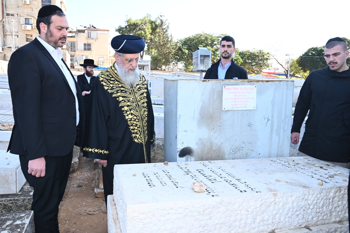 הראשל"צ הגאון רבי דוד יוסף בתפילה בבית העלמין בבני ברק