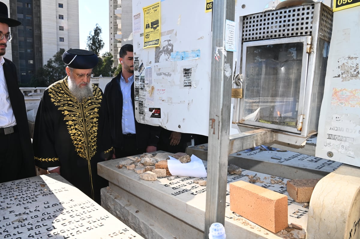 הראשל"צ הגאון רבי דוד יוסף בתפילה בבית העלמין בבני ברק