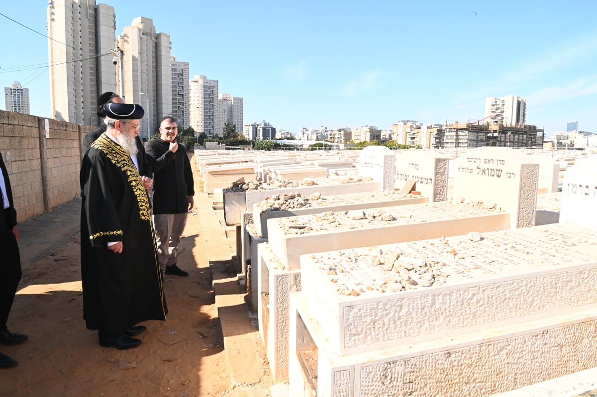 הראשל"צ הגאון רבי דוד יוסף בתפילה בבית העלמין בבני ברק