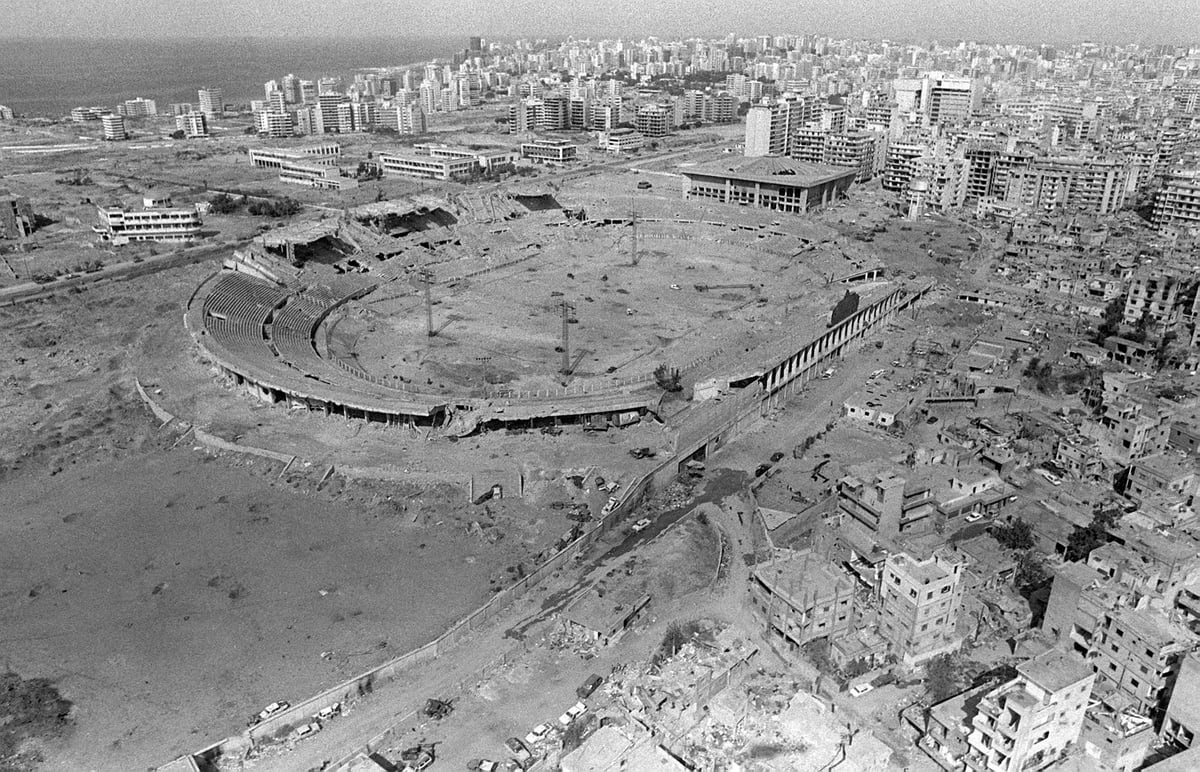 האצטדיון בביירות ששימש מצבור תחמושת לאש"ף לאחר שהופצץ על ידי חיל האוויר הישראלי