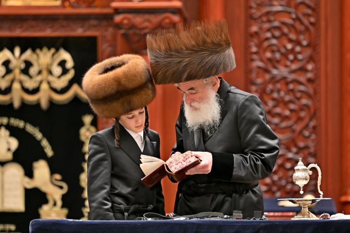 האדמו"ר מויזניץ בהנחת תפילין לנכדו