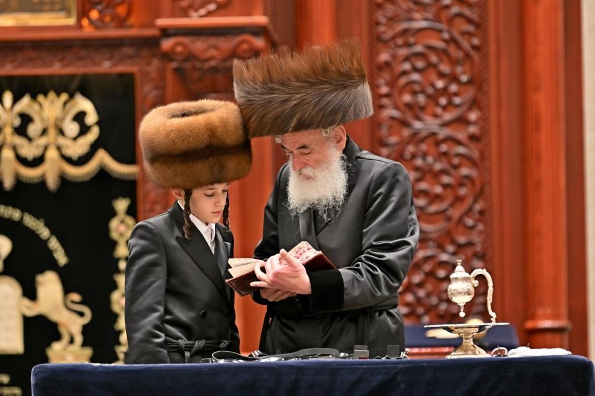 האדמו"ר מויזניץ בהנחת תפילין לנכדו