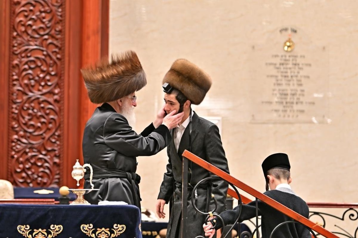 האדמו"ר מויזניץ בהנחת תפילין לנכדו