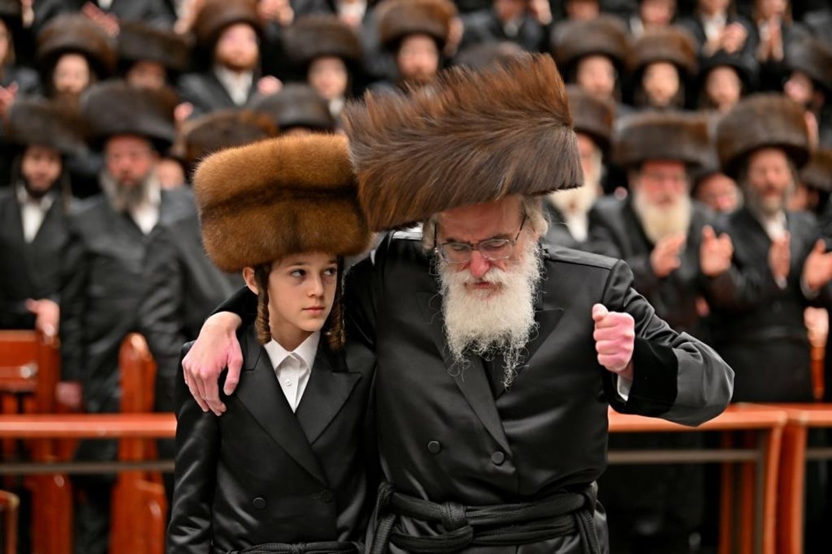 האדמו"ר מויזניץ בהנחת תפילין לנכדו