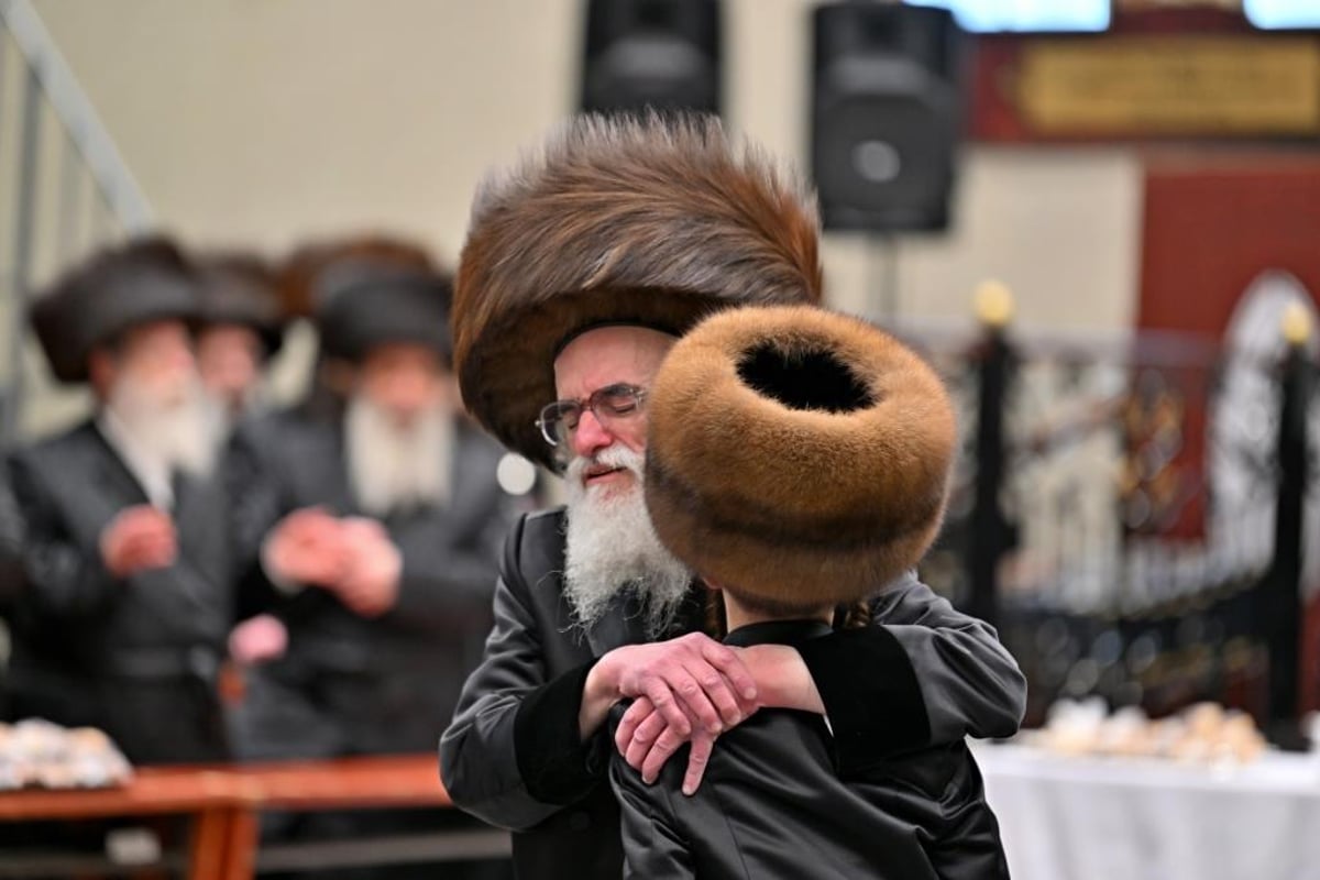 האדמו"ר מויזניץ בהנחת תפילין לנכדו