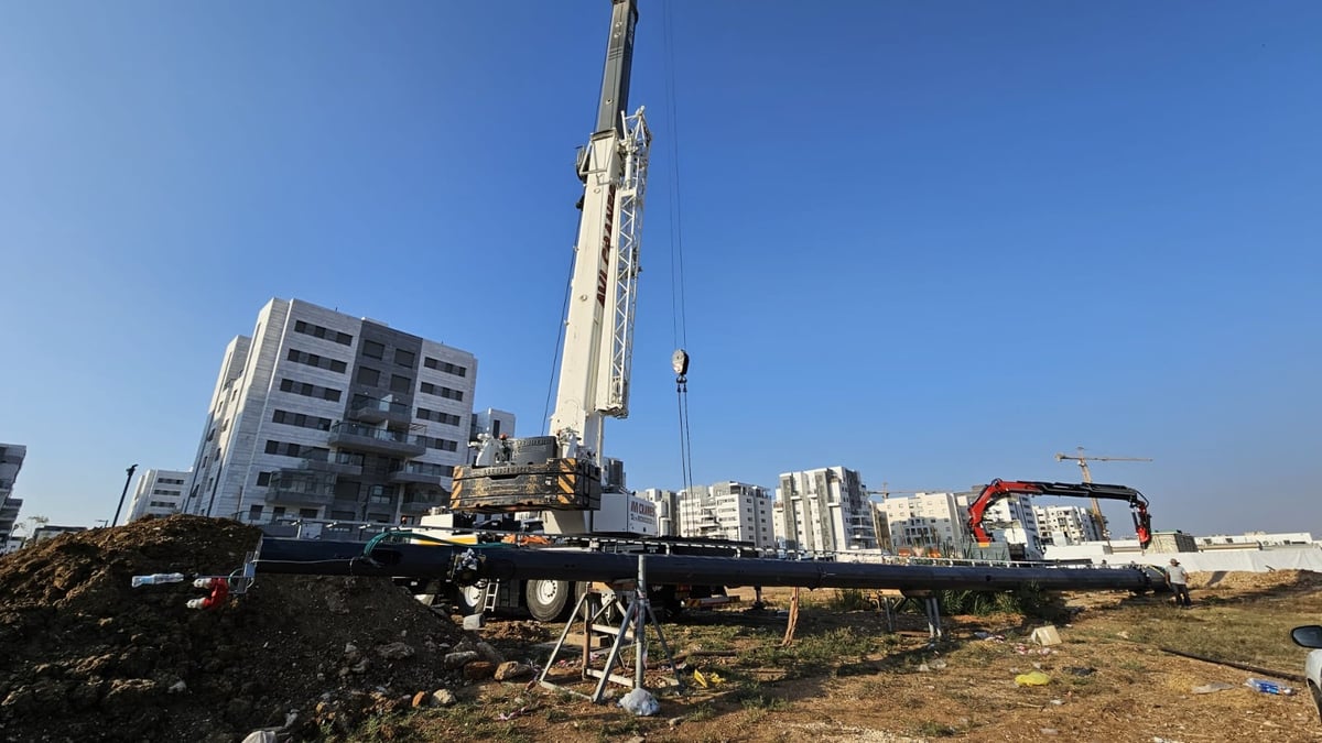 הנפת התורן והצבתו במרחק עשרות מטרים מבנייני המגורים