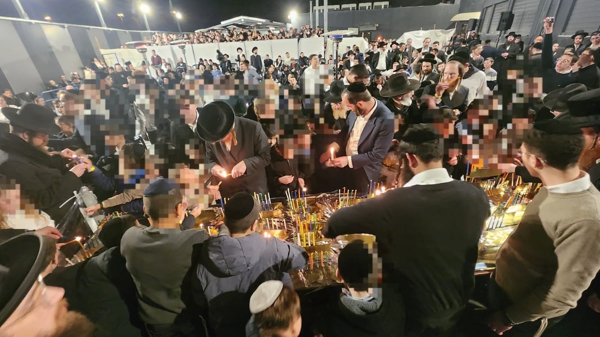 מעמד הדלקת נר חמישי בראשות הגר"ש גלאי יחד עם אלפי היתומים