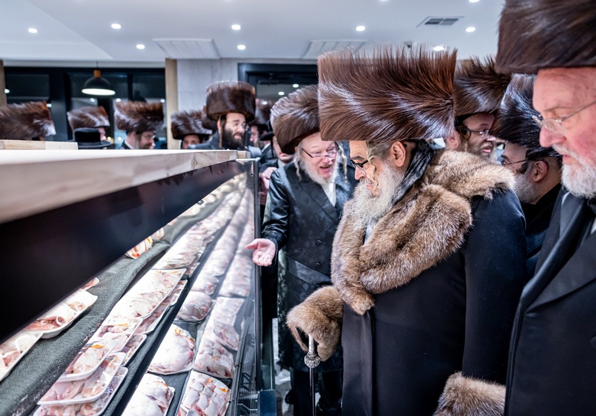 האדמו"ר מסאטמר בקביעת מזוזה בחנוכת הבשר החדש בקריית יואל